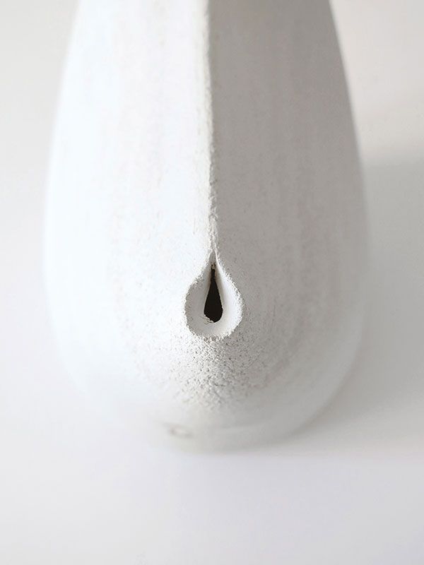 White ceramic Kantir by Martín Azúa